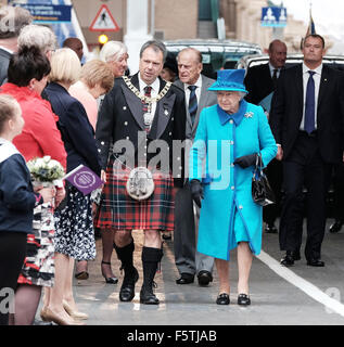 Ihre Majestät die Königin und seine königliche Hoheit der Herzog von Edinburgh Edinburgh Waverley Station an Bord des Zuges durch den Dampf Lok "Union of South Africa" gezogen, wie es beginnt, eine historische Reise entlang der längsten nationalen Eisenbahn Buil sein angekommen Stockfoto