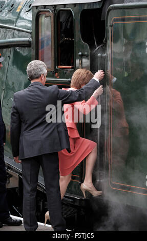 Ihre Majestät die Königin und seine königliche Hoheit der Herzog von Edinburgh Edinburgh Waverley Station an Bord des Zuges durch den Dampf Lok "Union of South Africa" gezogen, wie es beginnt, eine historische Reise entlang der längsten nationalen Eisenbahn Buil sein angekommen Stockfoto