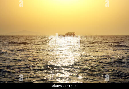 Boot im Roten Meer bei Sonnenuntergang Stockfoto