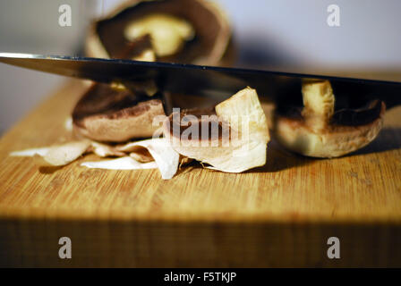 Champignons, gehackt, geviertelt, Pilze, Küche, Koch, Kochen Stockfoto