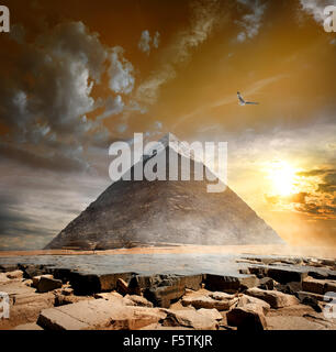 Pyramide von Khafre unter dunklen Wolken bei Sonnenuntergang Stockfoto