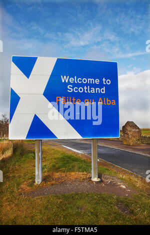 "Willkommen in Schottland" Zeichen auf der A68 Hauptstraße als es überquert die Grenze aus England in Großbritannien, Schottland. Stockfoto