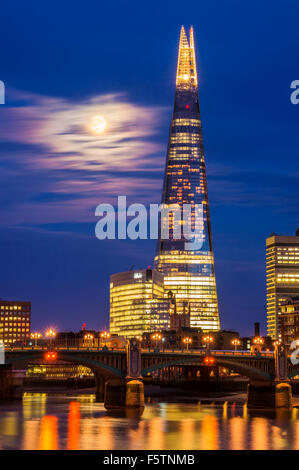 Die Scherbe und Skyline bei Nacht Sonnenuntergang Stadt der London South Bank Southwark London England UK GB EU Europa Stockfoto