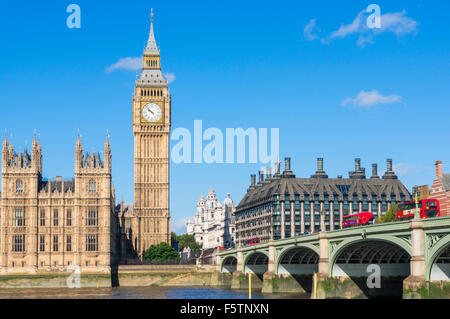 Big Ben Clock Tower Houses of Parliament und Westminster Brücke über den Fluss Themse Stadt von London England GB UK Europe Stockfoto
