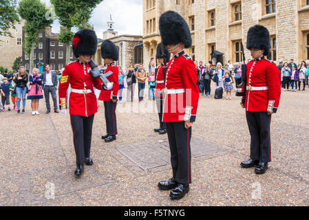 Coldstream guards inspizierten Changing of the Guard bei der Juwel Haus Tower von London Stadt London England GB UK EU Europa Stockfoto