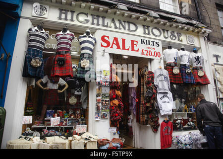 Ein Souvenir-Shop in der Royal Mile in Edinburgh, Schottland, Großbritannien. Stockfoto