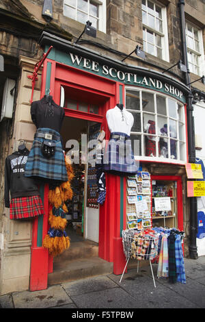 Ein Souvenir-Shop in der Royal Mile in Edinburgh, Schottland, Großbritannien. Stockfoto