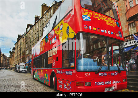 Ein Sightseeing-Bus in der Royal Mile in Edinburgh, Schottland, Großbritannien. Stockfoto