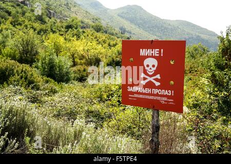 Landmine Warnschild auf den Boder der Republika Srpska und Vereinigung von Bosnien und Herzegowina in der Nähe von Zavala in Popovo Polje. Stockfoto