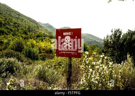 Landmine Warnschild auf den Boder der Republika Srpska und Vereinigung von Bosnien und Herzegowina in der Nähe von Zavala in Popovo Polje. Stockfoto