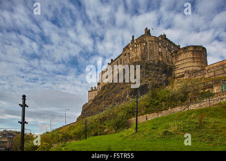 Edinburgh Castle, gesehen vom Grassmarket, Edinburgh, Schottland, Großbritannien. Stockfoto