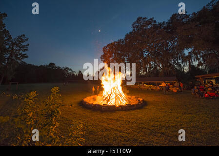 Fallen Sie Get-together und Feier mit Essen, Musik, Spiel und Spaß und natürlich ein riesiges Feuer im ländlichen North Florida. Stockfoto