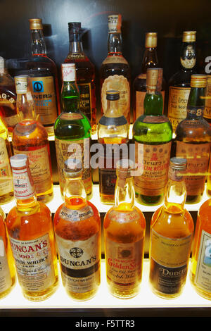 Sammlung von Whisky-Flaschen bei der Scotch Whisky Experience, Edinburgh, Schottland, Großbritannien. Stockfoto