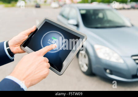 Nahaufnahme von Händen mit Auto Starter auf TabletPC Stockfoto