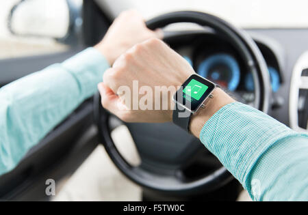 Hände mit Musik-Ikone auf Smartwatch Auto fahren Stockfoto