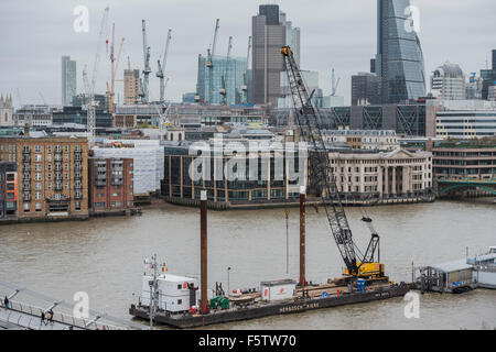 London, UK. 9. November 2015. Die Stadt ist ein Wald von Kränen, darauf hinweist, dass die Bauarbeiten zügig voran um Othe Sehenswürdigkeiten wie Tower 42 (The Natwest Tower), Cheesegrater (The Leadenhall Building) und das Walkie-Talkie (20 Fenchurch Street) weiter. Bildnachweis: Guy Bell/Alamy Live-Nachrichten Stockfoto