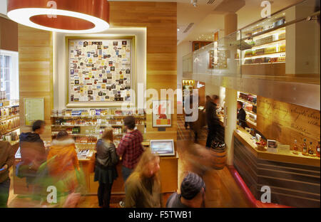 Im Shop unter der Scotch Whisky Experience, Edinburgh, Schottland, Großbritannien. Stockfoto