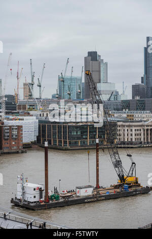 London, UK. 9. November 2015. Die Stadt ist ein Wald von Kränen, darauf hinweist, dass die Bauarbeiten zügig voran um Othe Sehenswürdigkeiten wie Tower 42 (The Natwest Tower), Cheesegrater (The Leadenhall Building) und das Walkie-Talkie (20 Fenchurch Street) weiter. Bildnachweis: Guy Bell/Alamy Live-Nachrichten Stockfoto