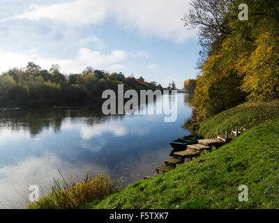 Blick entlang noch Fluss Tweed Berwickshire Scottish Borders Angeln Boote Mooored am kleinen Steg auf einen schönen Herbst Oktobertag Stockfoto