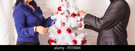 Familie einen Weihnachtsbaum im Wohnzimmer-Dekoration Stockfoto