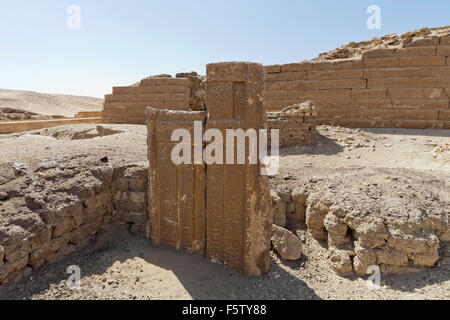 Beschrifteten alten Reiches falschen Tür, Unas Causeway im Hintergrund in der Nekropole von Sakkara auch bekannt als Sakkara Ägypten Stockfoto