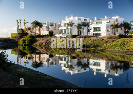 Strandhäuser in Marina del Rey, Los Angeles, Kalifornien in den spiegelnden Ballona Lagune Kanal wider. Licht des frühen Morgens. Stockfoto