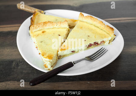 Pie mit Speck und Käse Stockfoto