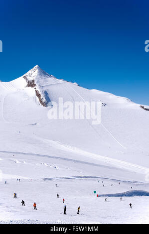 Hintertuxer Gletscher mit Skifahrer, Snowboarder, Loipen, Pisten und Liftanlagen in den Zillertaler Alpen in Österreich Stockfoto