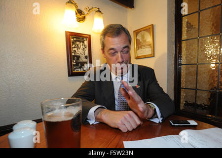 Gloucester, Großbritannien. 9. November 2015. Leiter des UK Unabhängigkeit Partei Nigel Farage MEP spricht mit der Presse bei The Fountain Inn, Gloucester, Gloucestershire, Großbritannien vor einer Sitzung wird am GL1 das Freizeitzentrum in Gloucester.  Das treffen, das die sagen Nein zur EU-Tour gehört die Nigel Farage zu sprechen ist. Bildnachweis: Gavin Crilly/Alamy Live-Nachrichten Stockfoto