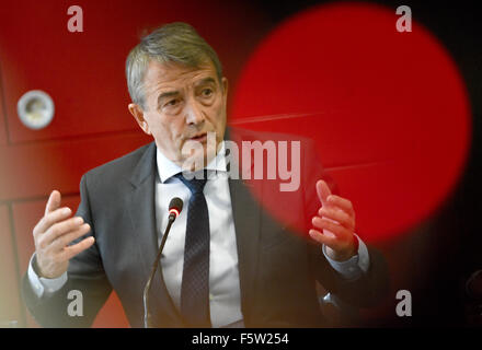 (DATEI) Ein Datei-Bild vom 22. Oktober 2015 zeigt Wolfgang Niersbach, Präsident des Deutschen Fußballbund DFB im Rahmen einer Pressekonferenz der DFB-Zentrale in Frankfurt/Main, Deutschland, 22. Oktober 2015. DFB-Präsident Wolfgang Niersbach am 9. November 2015 über eine Zahlung an Fußball-Welt-Dachverband trat im Zusammenhang mit FIFA WM 2006. Foto: Arne Dedert/dpa Stockfoto