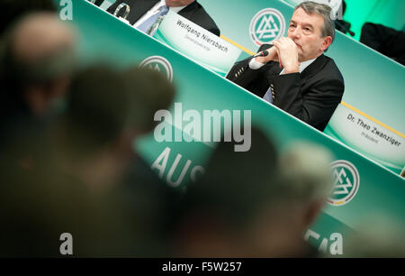 (DATEI) Ein Datei-Bild vom 2. März 2012 zeigt Wolfgang Niersbach, Präsident des Deutschen Fußballbund DFB vor seiner Wahl in einer außerordentlichen Sitzung der Bundesrepublik DFB-Konferenz in Frankfurt/Main, Deutschland. DFB-Präsident Wolfgang Niersbach am 9. November 2015 über eine Zahlung an Fußball-Welt-Dachverband trat im Zusammenhang mit FIFA WM 2006. Foto: Arne Dedert/dpa Stockfoto