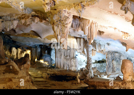 Thien Canh Sohn Höhle, Ha Long Bay, Bai Tu Long Sektor, in der Nähe von Ha Long, Vietnam Stockfoto