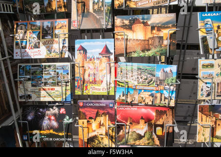 Postkarten für den Verkauf außerhalb dieser Tourist Souvenir-Shop in Cite Carcassonne, Burg, Aude, Süden, Frankreich, Cite, Festung Stockfoto