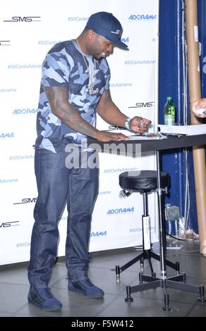 50 Cent Zeichen seiner gemeistert Sound Studiokopfhörer von Curtis "50 Cent" Jackson bei Adorama mit New York City: 50 Cent, Curtis James Jackson III wo: Manhattan, New York, USA bei: 10 Sep 2015 Stockfoto