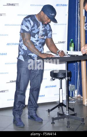 50 Cent Zeichen seiner gemeistert Sound Studiokopfhörer von Curtis "50 Cent" Jackson bei Adorama mit New York City: 50 Cent, Curtis James Jackson III wo: Manhattan, New York, USA bei: 10 Sep 2015 Stockfoto