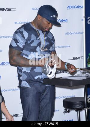 50 Cent Zeichen seiner gemeistert Sound Studiokopfhörer von Curtis "50 Cent" Jackson bei Adorama mit New York City: 50 Cent, Curtis James Jackson III wo: Manhattan, New York, USA bei: 10 Sep 2015 Stockfoto