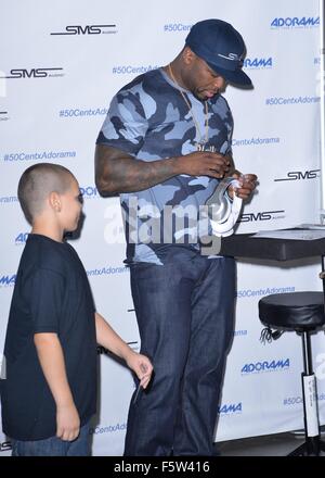 50 Cent Zeichen seiner gemeistert Sound Studiokopfhörer von Curtis "50 Cent" Jackson bei Adorama mit New York City: 50 Cent, Curtis James Jackson III wo: Manhattan, New York, USA bei: 10 Sep 2015 Stockfoto