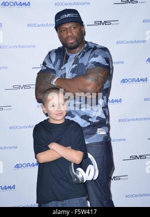 50 Cent Zeichen seiner gemeistert Sound Studiokopfhörer von Curtis "50 Cent" Jackson bei Adorama mit New York City: 50 Cent, Curtis James Jackson III wo: Manhattan, New York, USA bei: 10 Sep 2015 Stockfoto