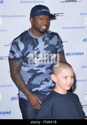 50 Cent Zeichen seiner gemeistert Sound Studiokopfhörer von Curtis "50 Cent" Jackson bei Adorama mit New York City: 50 Cent, Curtis James Jackson III wo: Manhattan, New York, USA bei: 10 Sep 2015 Stockfoto