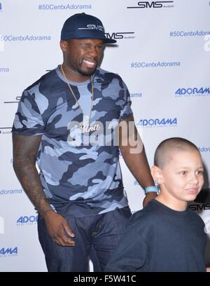 50 Cent Zeichen seiner gemeistert Sound Studiokopfhörer von Curtis "50 Cent" Jackson bei Adorama mit New York City: 50 Cent, Curtis James Jackson III wo: Manhattan, New York, USA bei: 10 Sep 2015 Stockfoto