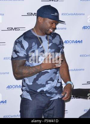 50 Cent Zeichen seiner gemeistert Sound Studiokopfhörer von Curtis "50 Cent" Jackson bei Adorama mit New York City: 50 Cent, Curtis James Jackson III wo: Manhattan, New York, USA bei: 10 Sep 2015 Stockfoto