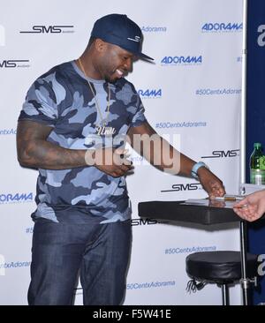 50 Cent Zeichen seiner gemeistert Sound Studiokopfhörer von Curtis "50 Cent" Jackson bei Adorama mit New York City: 50 Cent, Curtis James Jackson III wo: Manhattan, New York, USA bei: 10 Sep 2015 Stockfoto