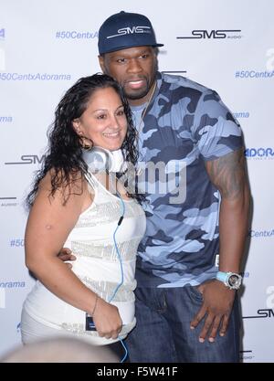 50 Cent Zeichen seiner gemeistert Sound Studiokopfhörer von Curtis "50 Cent" Jackson bei Adorama mit New York City: 50 Cent, Curtis James Jackson III wo: Manhattan, New York, USA bei: 10 Sep 2015 Stockfoto