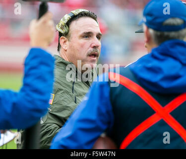 Santa Clara, CA. 8. November 2015. San Francisco 49ers Haupttrainer Jim Tomsula während der NFL Football-Spiel zwischen den Atlanta Falcons und die San Francisco 49ers im Levi's-Stadion in Santa Clara, Kalifornien. Die 49ers besiegte die Falken 17-16. Damon Tarver/Cal Sport Media/Alamy Live-Nachrichten Stockfoto