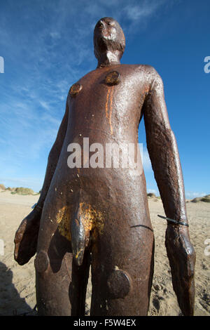 Crosby Strand, England. Malerische Aussicht von Antony Gormley, Ironmen Skulpturen auf Crosby Strand. Stockfoto