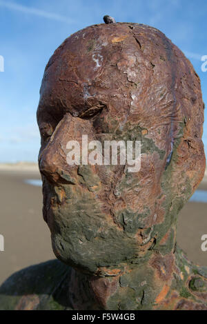 Crosby Strand, England. Malerische Aussicht von Antony Gormley, Ironmen Skulpturen auf Crosby Strand. Stockfoto