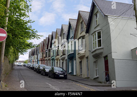 Straßenansicht der Häuser auf einem steilen Hügel in Cobh Grafschaft cork Irland Stockfoto