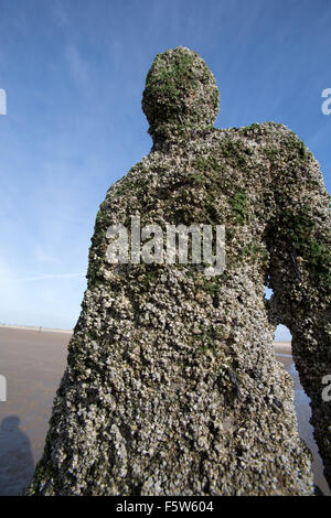 Crosby Strand, England. Malerische Aussicht von Antony Gormley, Ironmen Skulpturen auf Crosby Strand. Stockfoto