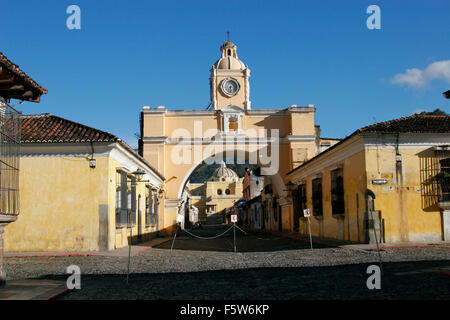 Santa Catalina Arch, Calle del Arco, Antigua, Guatemala, Mittelamerika Stockfoto