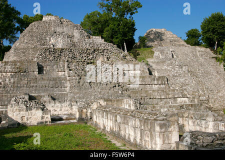 Maya-Pyramide von Yaxha in der Nähe von Tikal in Guatemala, Südamerika Stockfoto